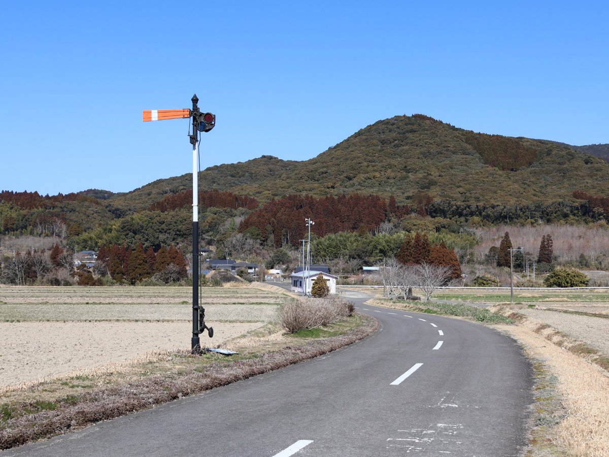 RT @tmymgazonet: この道にかつて鉄道が通っていたことを、1本だけ残っ