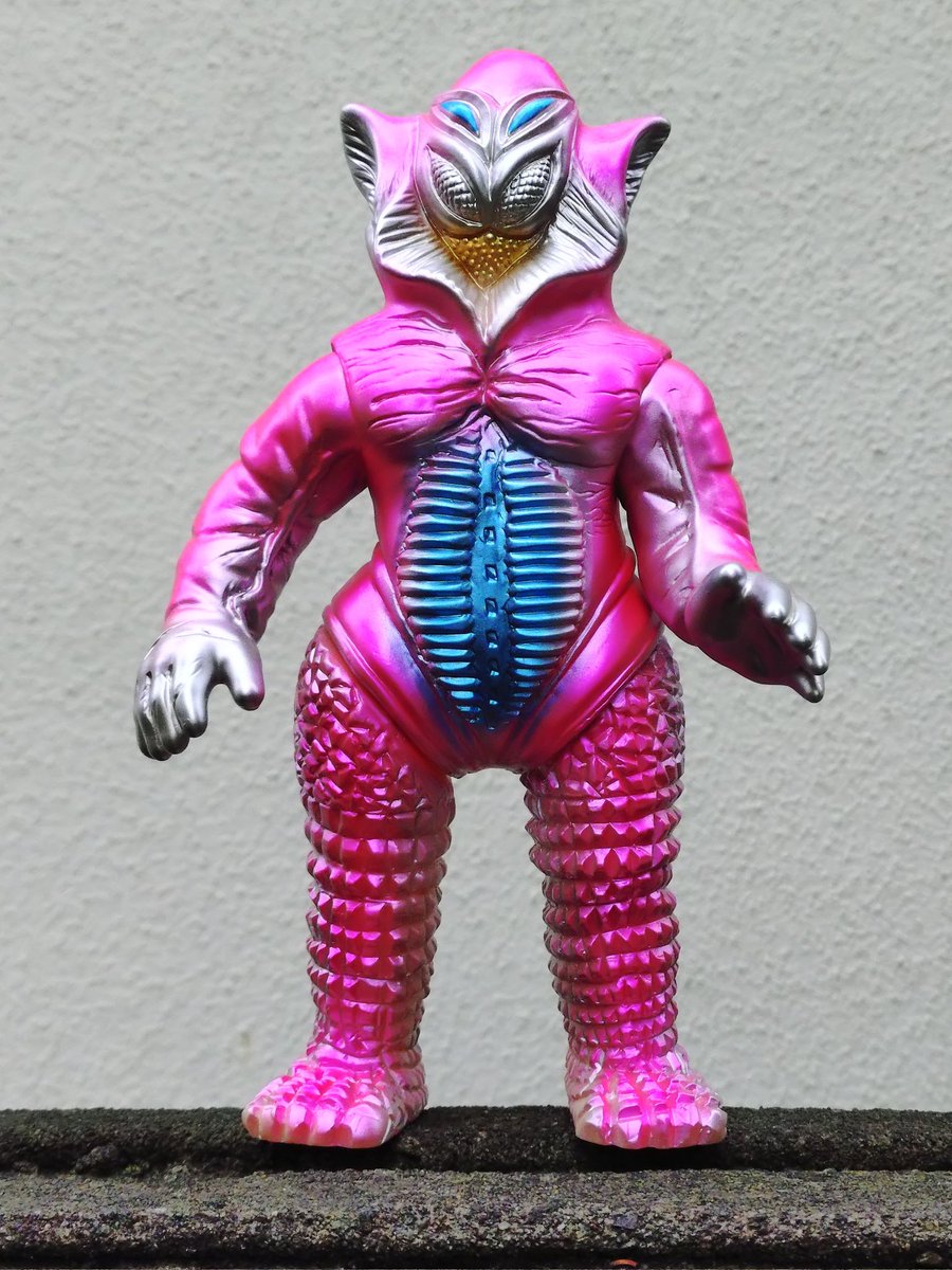 メフィラス星人の日らしいのでピンクメタリックのメフィラス星人を