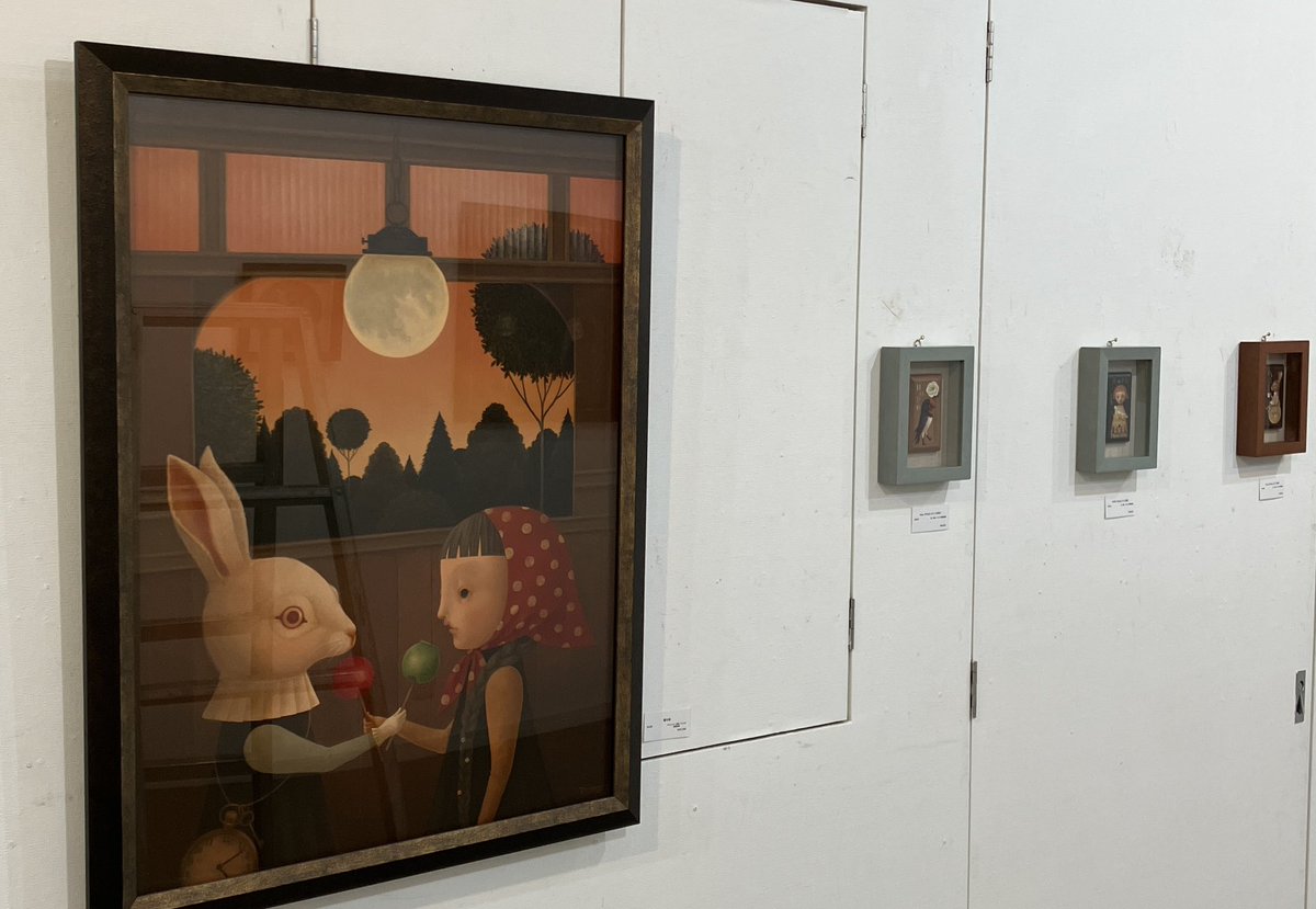 画集いっぱいご用意しております！画集には特典の直筆サイン入りの