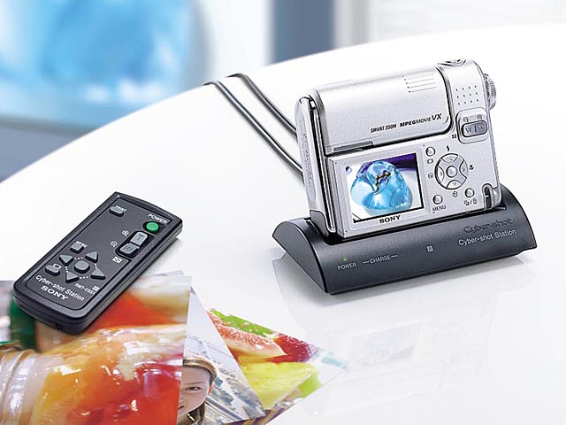 ソニー、回転レンズに光学ズームを装備した「DSC-F88」