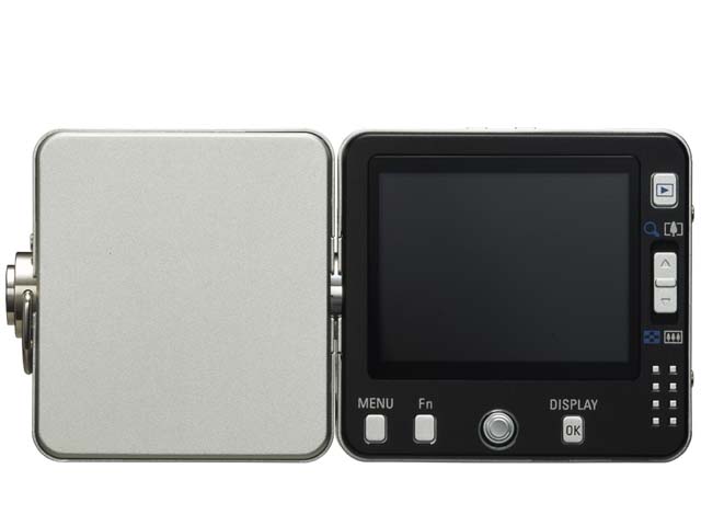 ペンタックス、スイベルボディのコンパクトデジカメ「オプティオX」