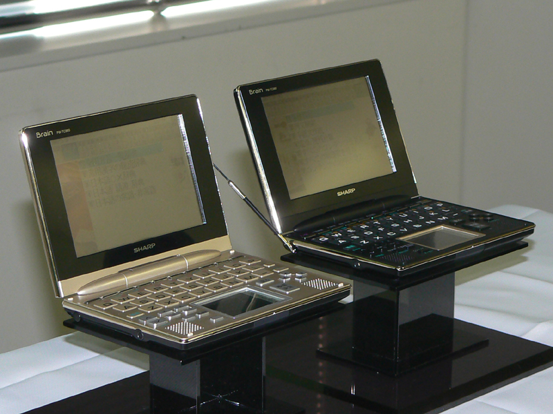 シャープ、ペンでなぞって使えるカラー電子辞書「Brain」