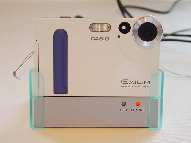 カシオ、厚さ11mmの世界最薄カード型デジカメ「EXILIM」を6月21日に発売