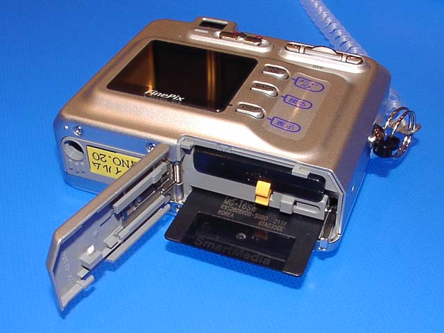 富士フイルム、光学3倍200万画素「FinePix F401」