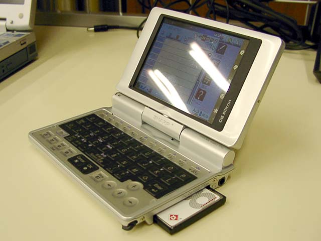 シャープ、VGA液晶とキーボードを搭載した「2Wayスタイル」ザウルスSL-C700