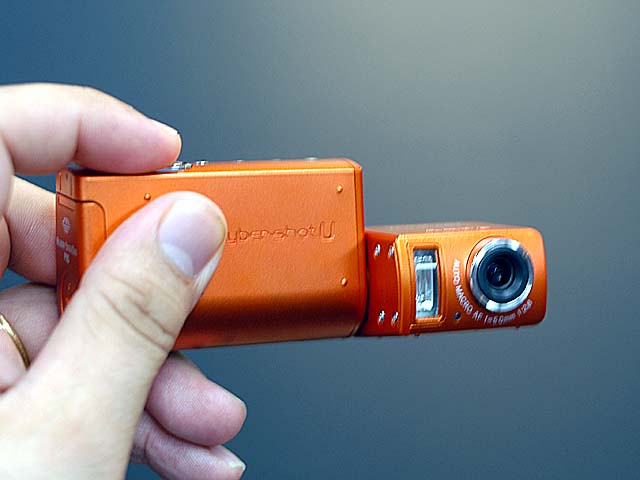 ソニー、サイバーショットUの回転レンズモデル「DSC-U50」