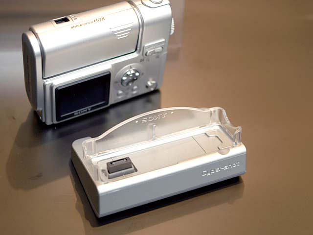 ソニー、回転レンズ搭載400万画素機「DSC-F77A」