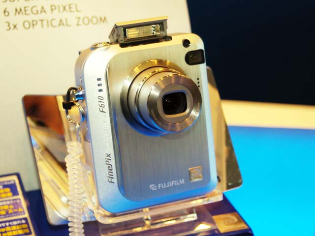 富士フイルム、有効630万画素の光学3倍縦型デジカメ「FinePix F610」