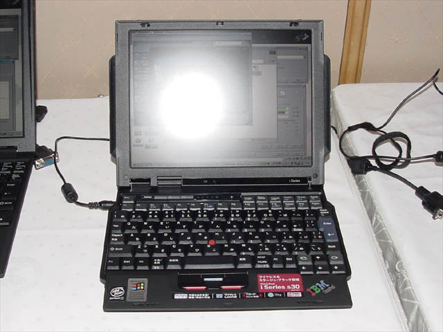 IBM、ピアノ調ボディのサブノート「ThinkPad i s30」