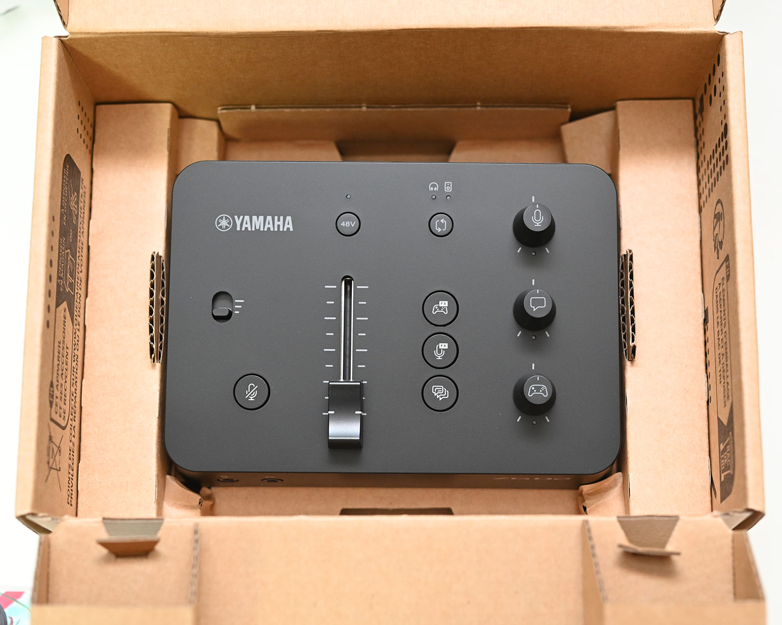 お値段が高すぎるけど必須のスタンド!Wacom Movink 13 Foldable Stand