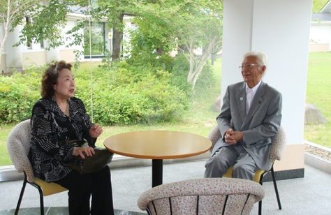 馬の絵を寄贈した画家・久保田政子さんに感謝状を贈呈 : 十和田市