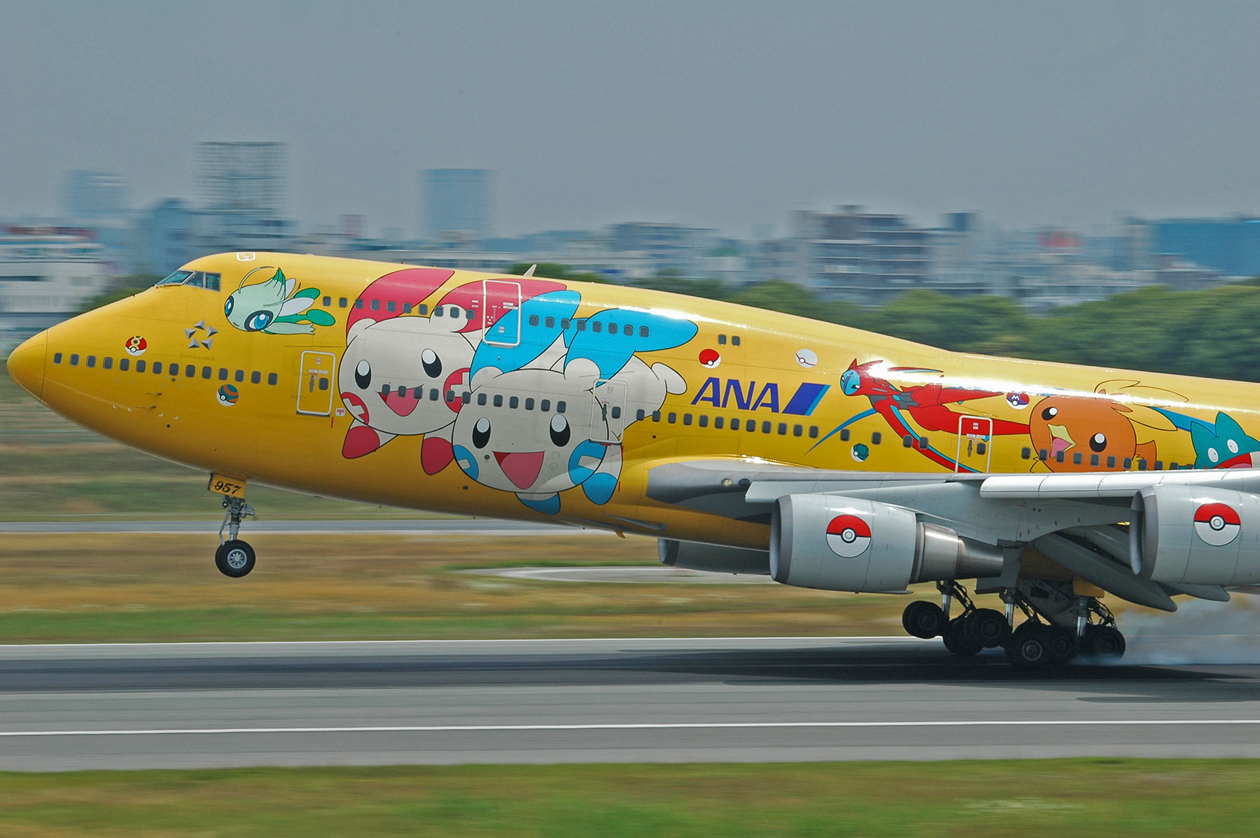 BOEING 747-400D / JA8957 - ピカチュウジャンボ - : SKY LOUNGE