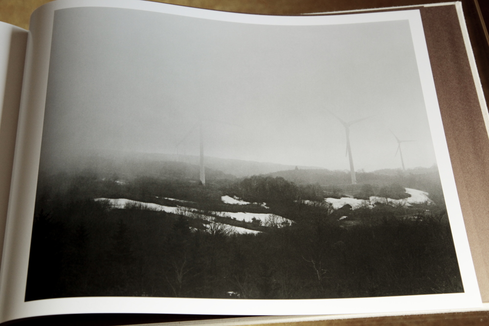 村越としや Toshiya Murakoshi 「大きな石とオオカミ」 : roshinbooks.blog