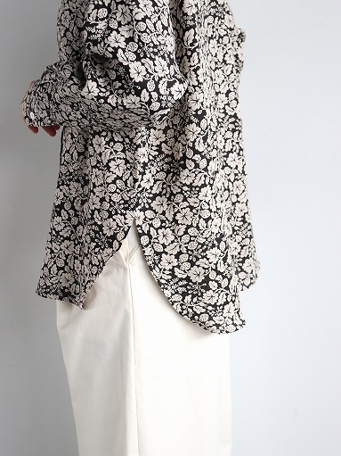 R&D.M.Co- ラッフルドカラーブラウス / ワイルドベリー Flax