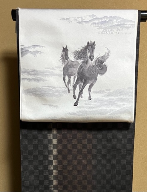 まいづる白地の馬の名古屋帯＋瓢箪から駒コーディネイト : きもの 鶴の