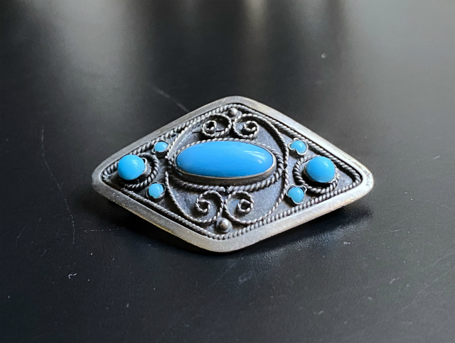 シルバーとトルコ石のひし形ブローチ194 : スペイン・バルセロナ