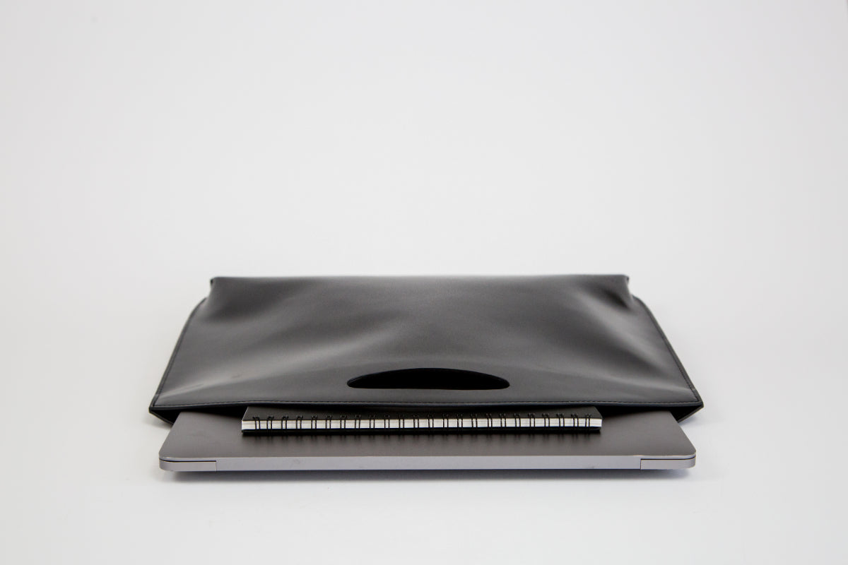 バッグ TT pelulu.tokyo Flat minimal leather PCもA4もすっぽり！上質な本革を使用したジェンダーレスなミニマル