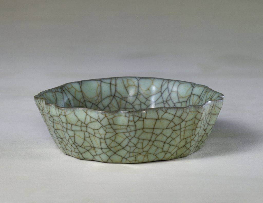 宋代哥窑鉴定的四大要点，带你看历朝历代哥窑瓷器特点_搜狐网