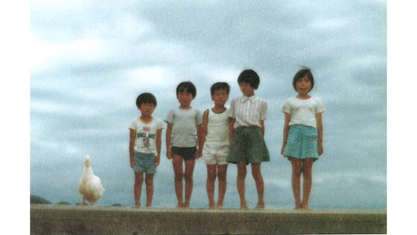 フジフイルムスクエアで植田正治写真展「べス単写真帖 白い風」が開催