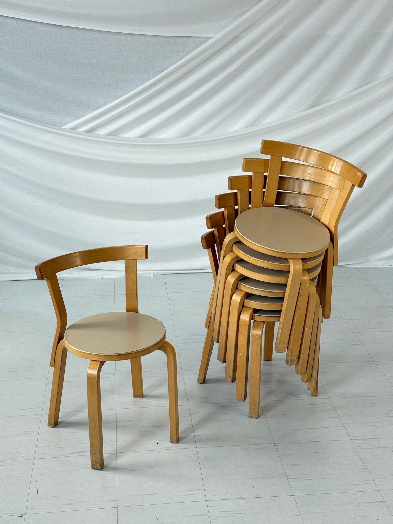 アルヴァ・アアルトのArtek 68「Latte」チェア – Pino Interiors