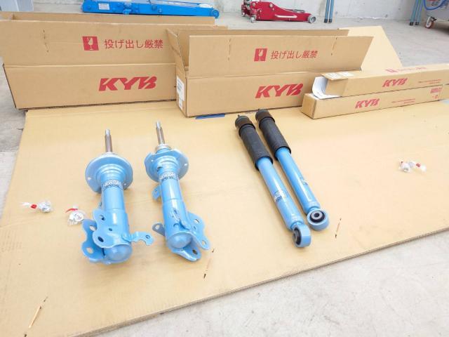 スズキ ソリオ MA36 ショックアブソーバー交換 KYB 持ち込みOK 乗り