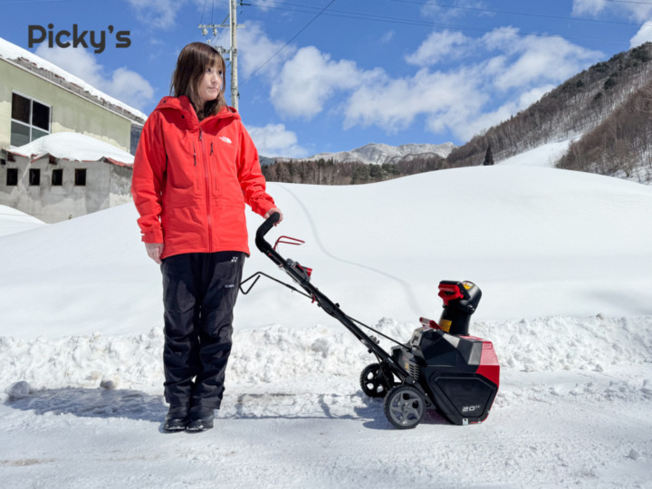 実機レビュー】電動の小型除雪機ハイガーSNE402を女性スタッフが検証