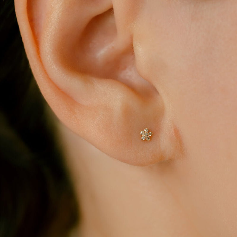 小振りで可愛い大人のフラワー│天然ダイヤモンド 軟骨ピアス – PICOLLET