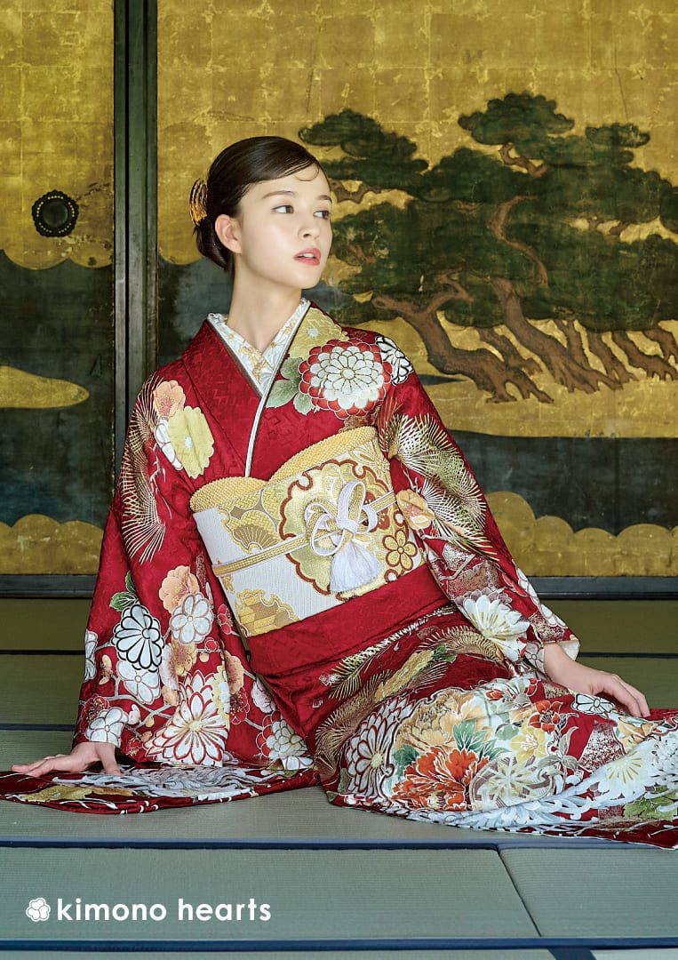 赤色に菊や松、雪輪柄が華やかに描かれた伝統古典柄の成人式振袖