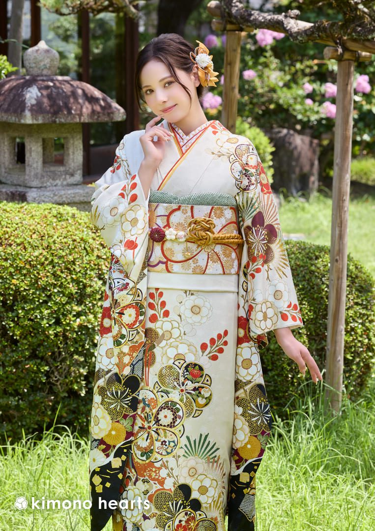 梅の花などが描かれた乳白色の伝統柄振袖で成人式| kimono hearts