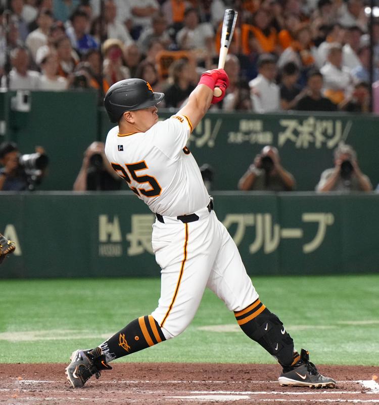 9､10月度月間MVP賞・岡本選手の「ヒーローズプレート」 サイン入り革