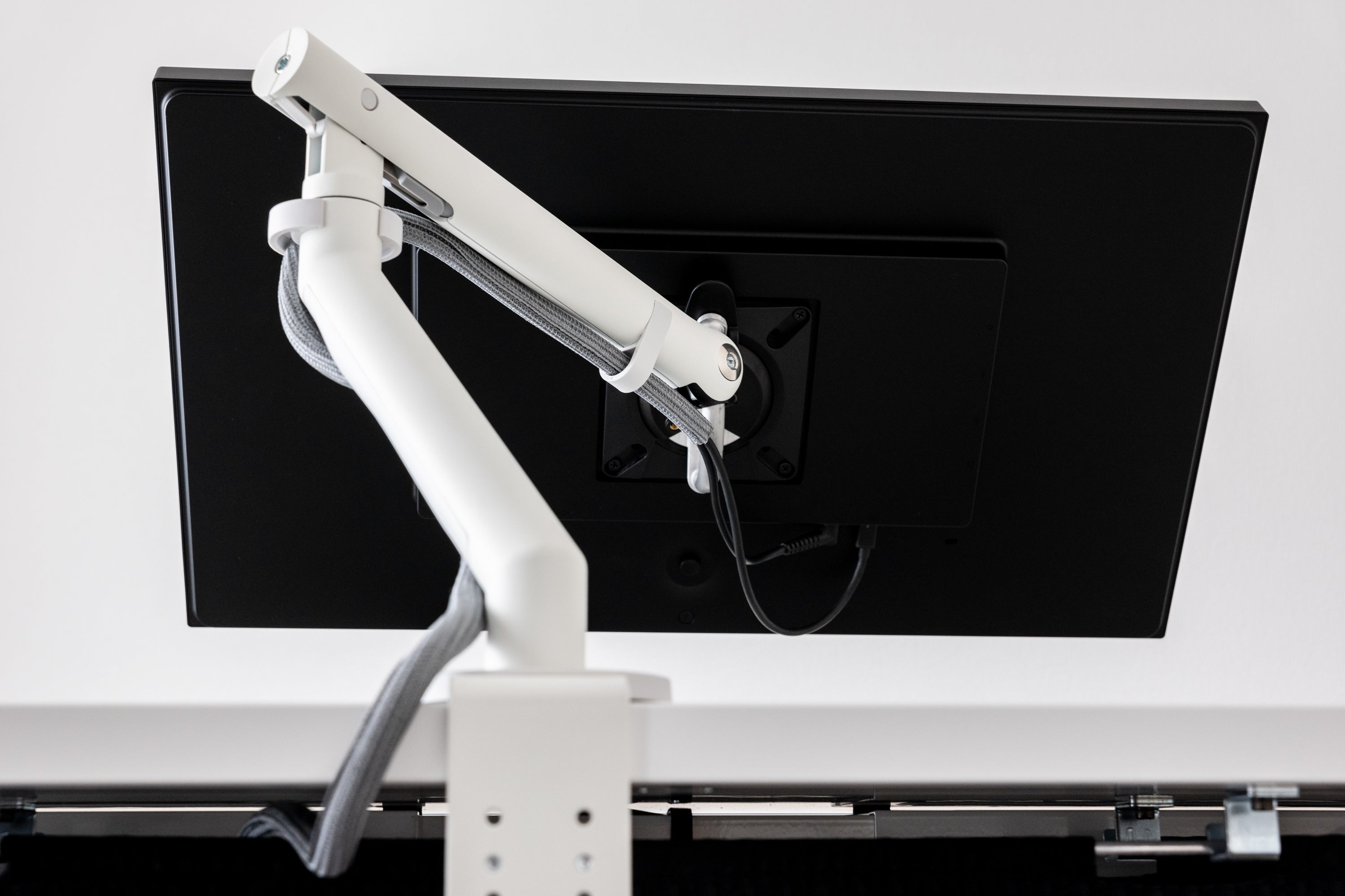 PREDUCTSよりハーマンミラーのモニターアーム『Flo Monitor Arm (White