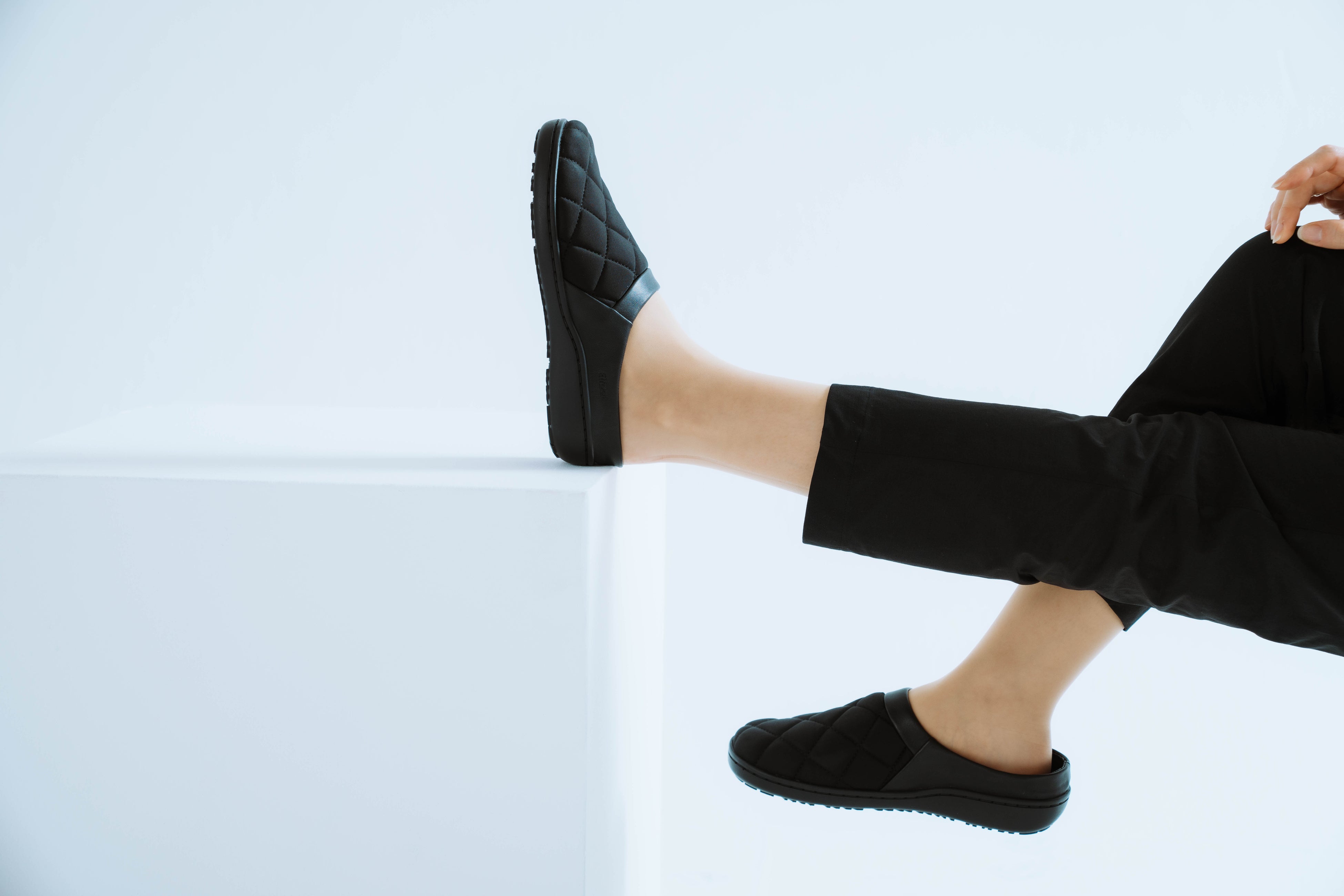 整体師監修】⾜元から姿勢を整えるスリムスリッポンシューズ「Elfoot