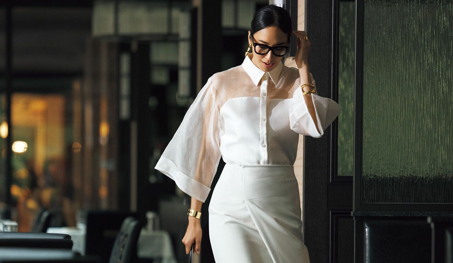 7/24 Sun｜マチュアな色香をたたえるシアーなブラウスで、繊細な華やぎ