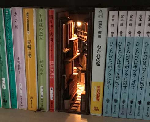 本棚に“路地裏”が現れるアート作品「路地裏bookshelf」に称賛の声
