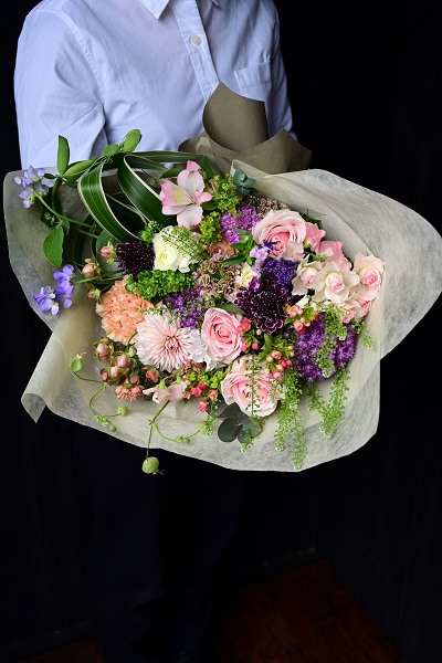 アシンメトリーで、デザイン性のある花束 スタンダードタイプ | 8,000