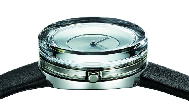 ISSEY MIYAKE WATCH＞「ガラスウオッチ」ガラスの塊から生まれた光の