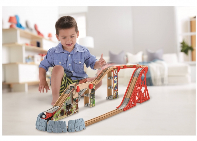 上質な木のぬくもりに触れられる木製トーマスシリーズに仕掛けが