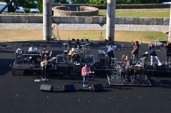 デビュー35周年を迎えたスターダスト☆レビュー。ゲストにChageを迎え