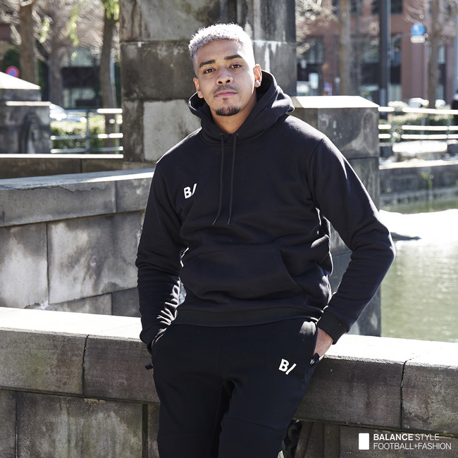 サッカーを見に纏うライフスタイルブランド「B/（ビースラッシュ