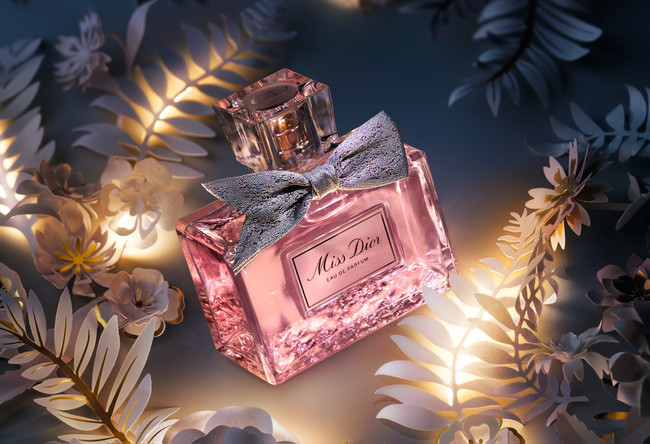 ゴールドが輝くミッドナイトブルーの世界に包まれたディオールの