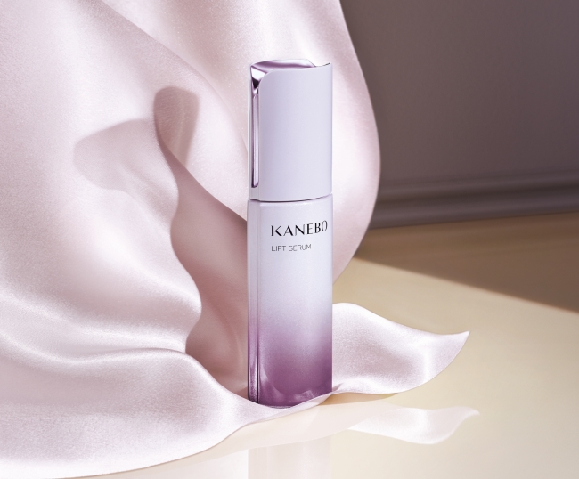 美しさの基準ジョーラインの肌と目もとにピンと張るようなハリを与え