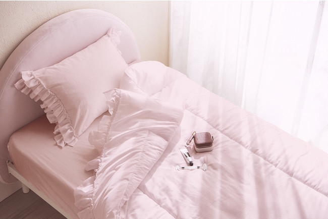 誰でも簡単に！フェミニンなベッドコーディネートの完成。新作寝具