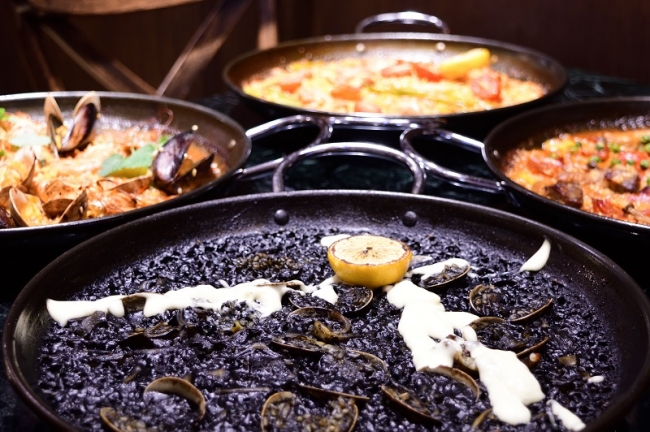 パエリア神店登場＞世界初！『燃えるパエリア』が御茶ノ水で誕生