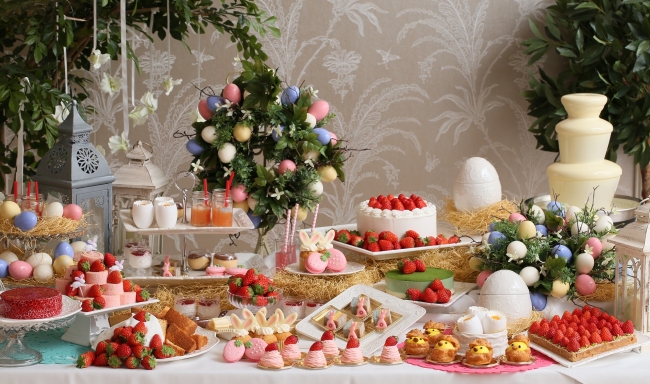 春の歓びを感じる旬の苺スイーツとイースターエッグがお出迎え