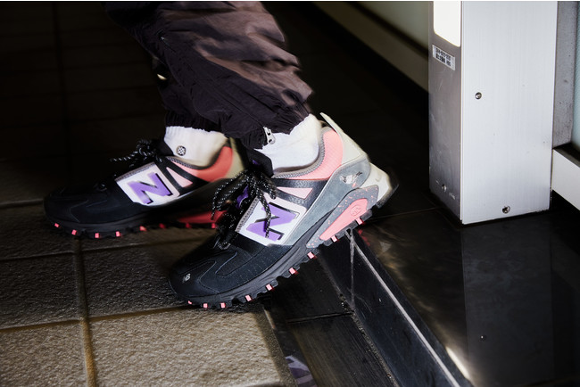 New Balance × atmos × STAPLE」トリプルコラボレーションモデルの「X