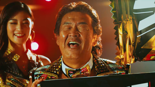 堂々カンペ読み!?「お前ら、飛ぶぞ」”ラウンドボーイ長州力”が登場