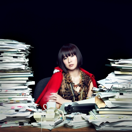 椎名林檎デビュー15周年記念日の5月27日、待望のニューシングル発売