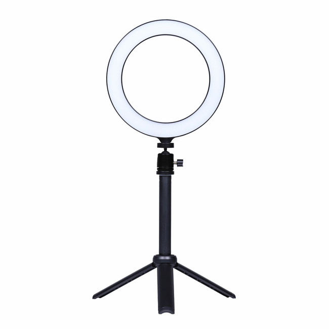 薄型・軽量で持ち運びにも便利なLEDリングライト。コンパクトな三脚