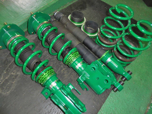 ZVW30 プリウス TEIN FLEX Z車高調に交換 ブレスバー、タワーバー装着