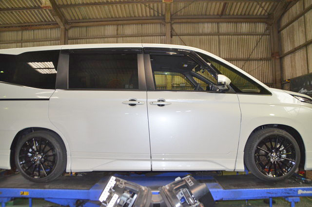 ZWR90W ヴォクシー タナベのダウンサスに交換と四輪アライメント調整